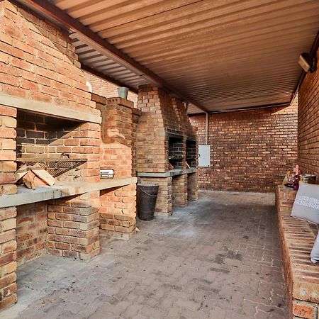 Rudman Townhouses - Or Tambo Airport Boksburg Buitenkant foto