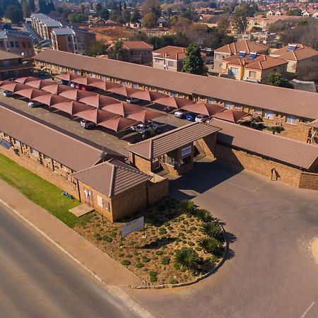 Rudman Townhouses - Or Tambo Airport Boksburg Buitenkant foto