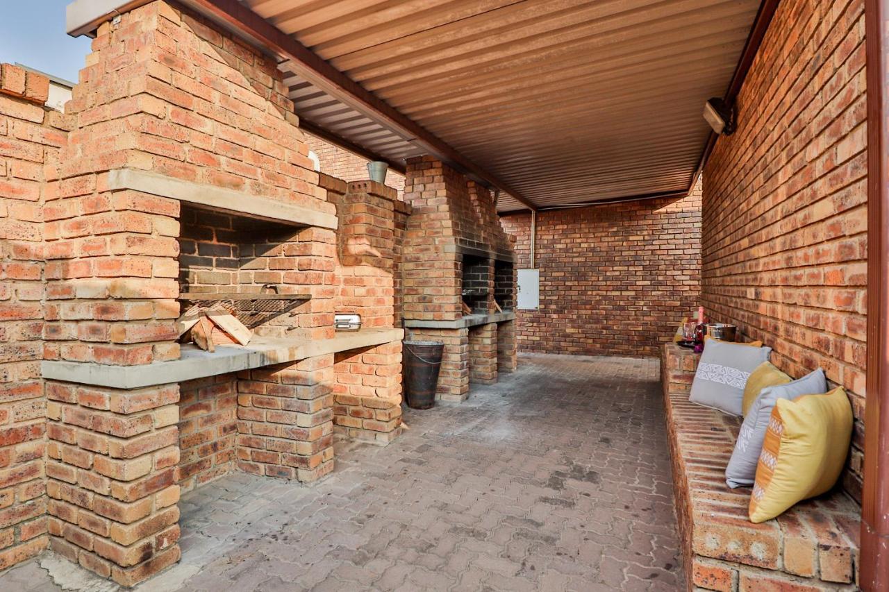 Rudman Townhouses - Or Tambo Airport Boksburg Buitenkant foto