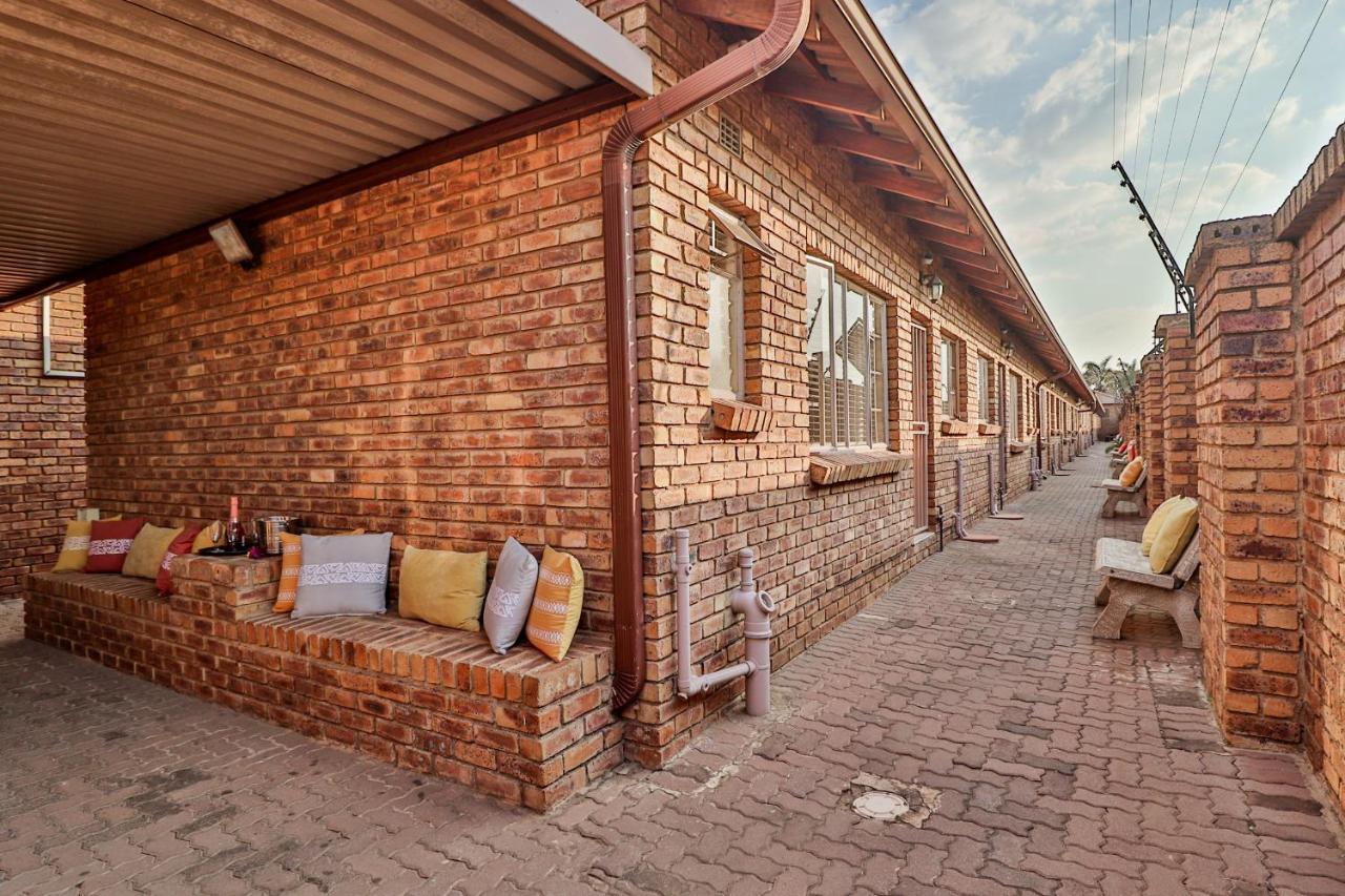 Rudman Townhouses - Or Tambo Airport Boksburg Buitenkant foto