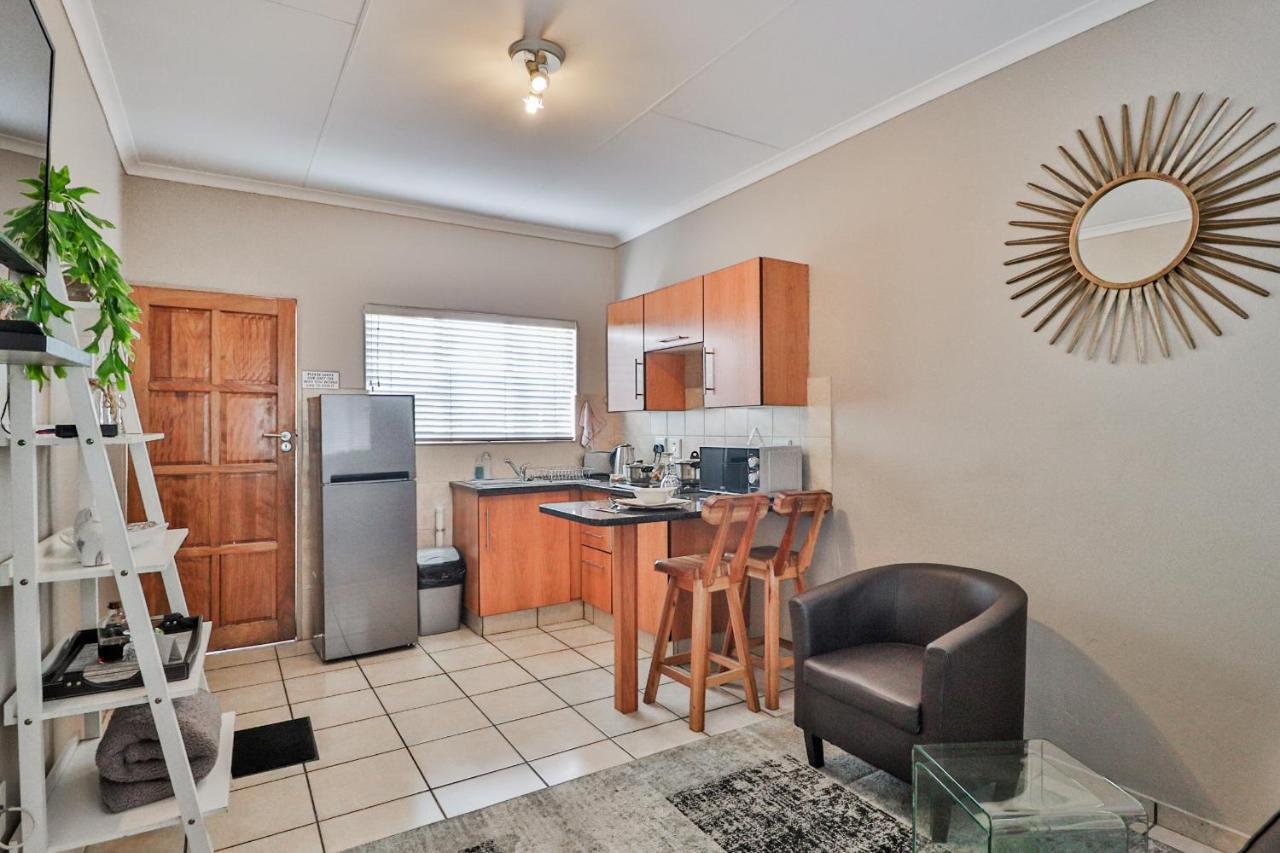 Rudman Townhouses - Or Tambo Airport Boksburg Buitenkant foto