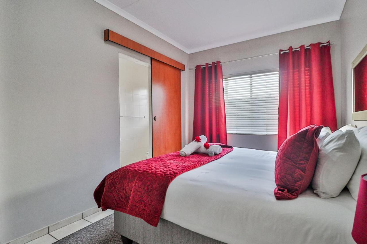 Rudman Townhouses - Or Tambo Airport Boksburg Buitenkant foto