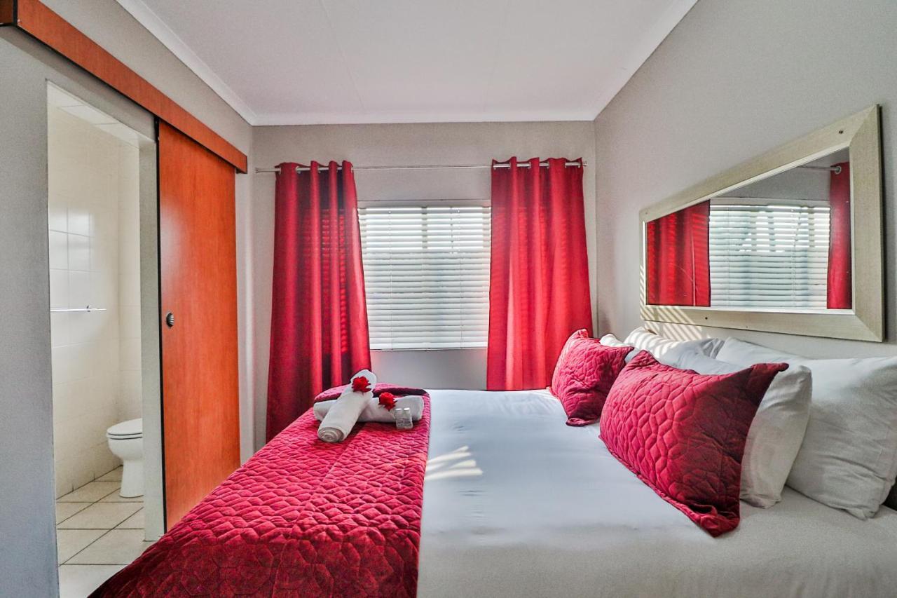 Rudman Townhouses - Or Tambo Airport Boksburg Buitenkant foto