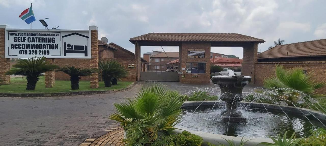 Rudman Townhouses - Or Tambo Airport Boksburg Buitenkant foto