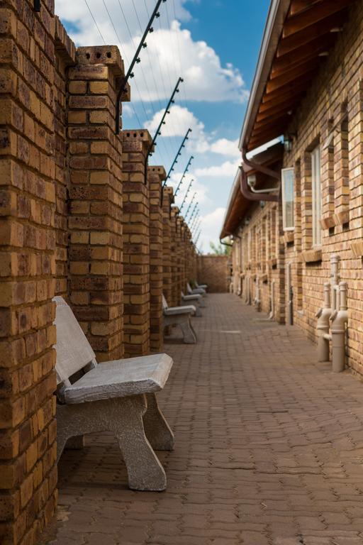 Rudman Townhouses - Or Tambo Airport Boksburg Buitenkant foto
