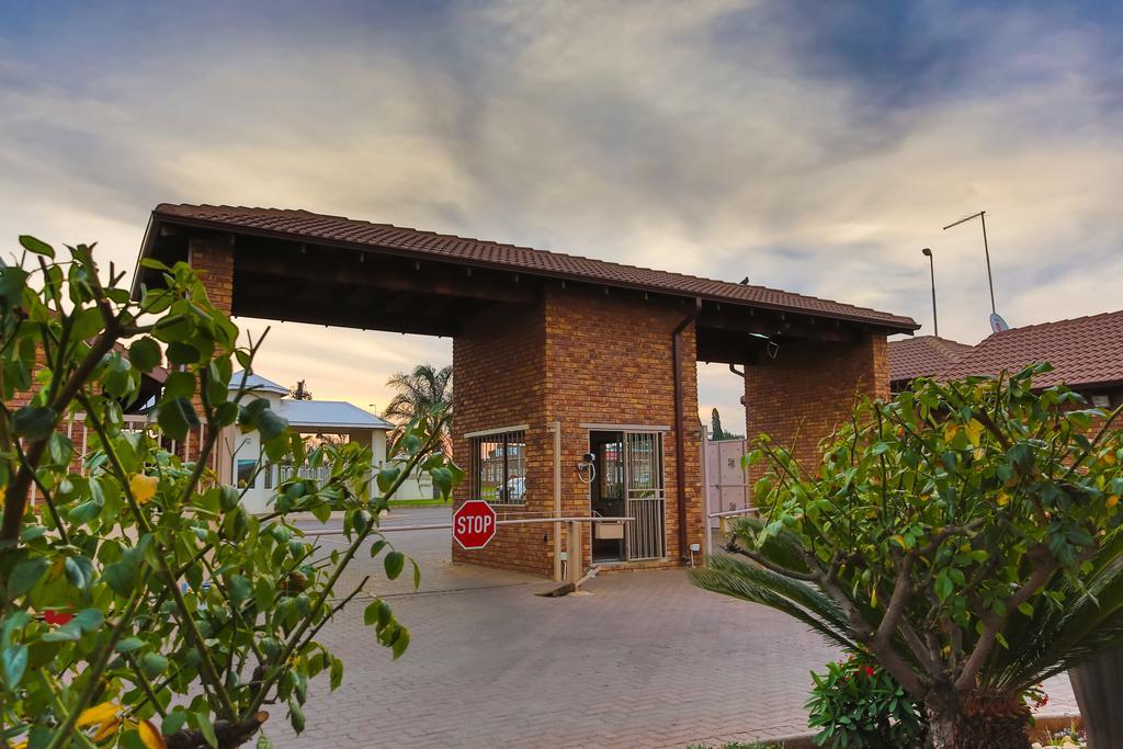 Rudman Townhouses - Or Tambo Airport Boksburg Buitenkant foto