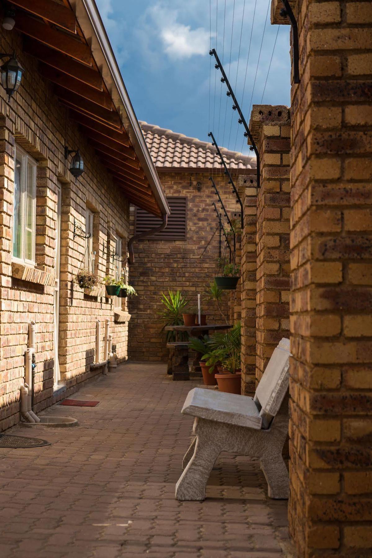 Rudman Townhouses - Or Tambo Airport Boksburg Buitenkant foto