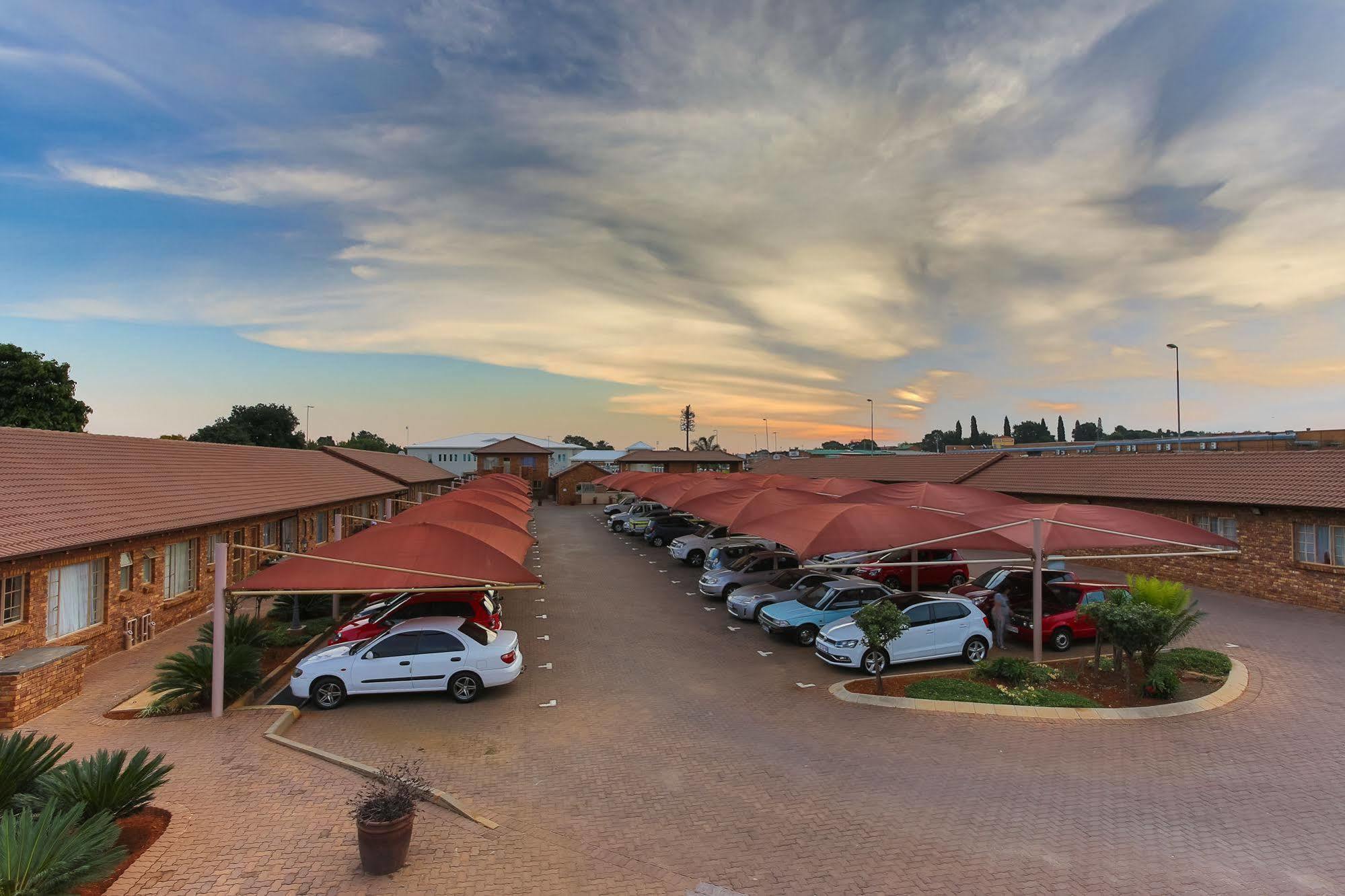 Rudman Townhouses - Or Tambo Airport Boksburg Buitenkant foto
