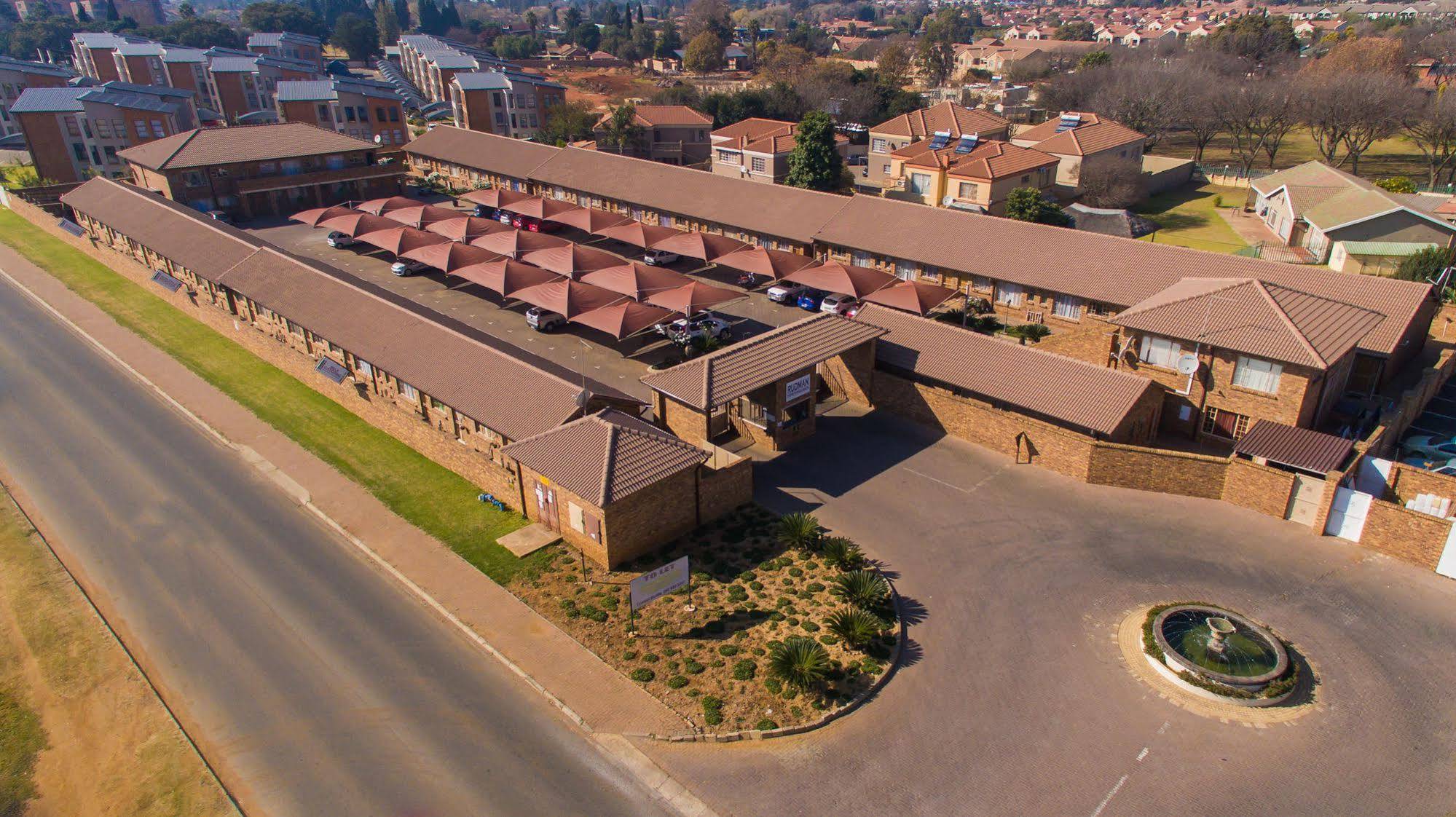 Rudman Townhouses - Or Tambo Airport Boksburg Buitenkant foto