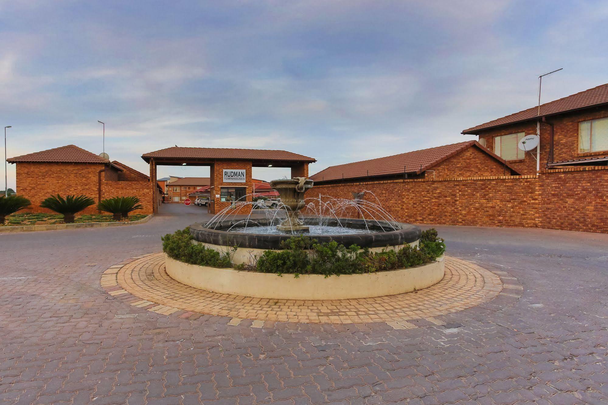 Rudman Townhouses - Or Tambo Airport Boksburg Buitenkant foto